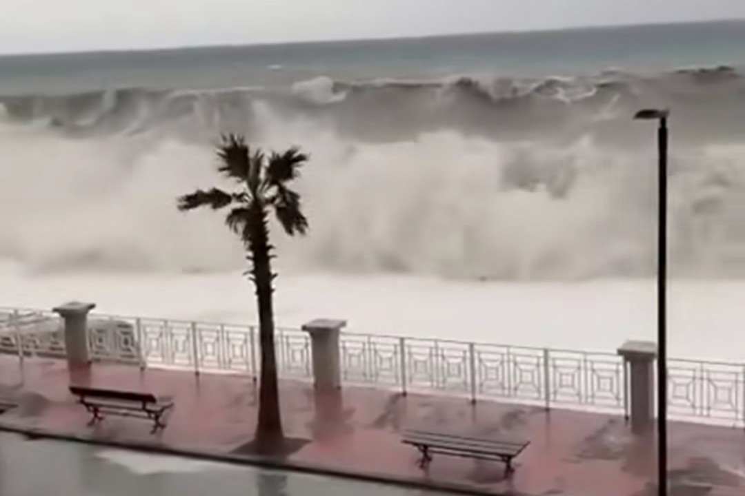 El Ciclon Harry Con Olas De Hasta 8 Metros Azota El Sur De Italia