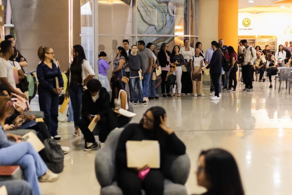 Cientos De Carabobenos Participaron En La Gran Feria De Empleo De Hesperia WTC Valencia