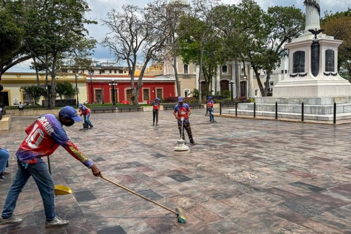 Alcaldesa Dina Castillo Superviso Avance De Los Trabajos De Rehabilitacion De La Plaza Bolivar