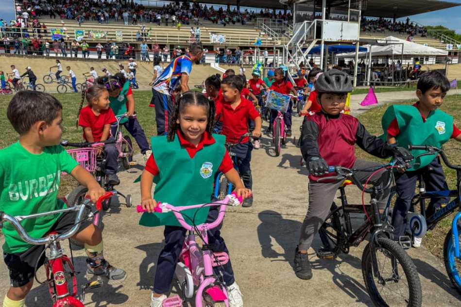 Alcaldia De Valencia Celebro Gran Rodada Verde En El Velodromo Maximo Romero