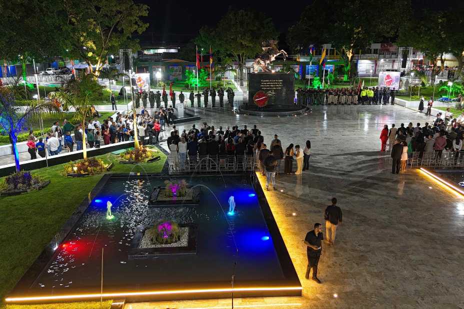 Gobernador Lacava Y Alcaldesa Moreno De Burgos Reinauguraron Completamente Modernizada La Plaza Bolivar De Los Guayos