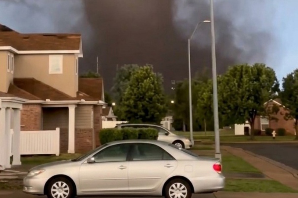 Multiples Tornados Azotan El Centro De EE.UU
