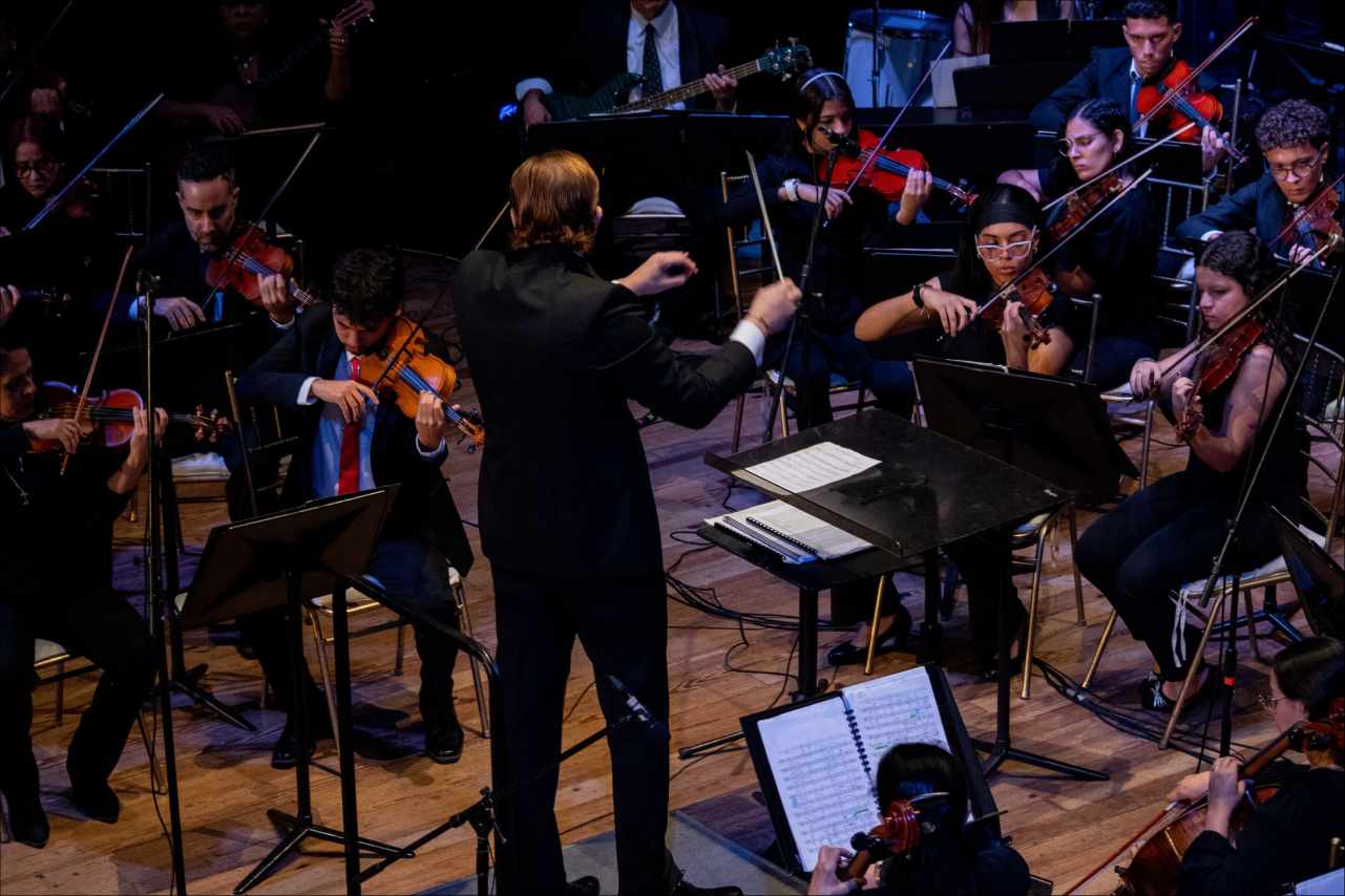 Orquesta Sinfonica De Carabobo Engalano Presentacion De Nueva Imagen De Venezolana De Pinturas