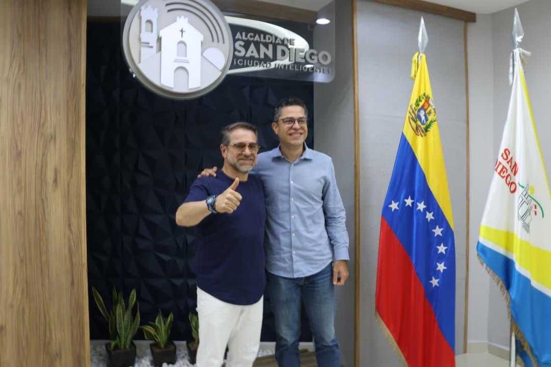 Alcalde De San Diego Leon Jurado Recibio En Su Des