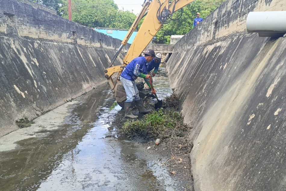 Cuadrillas De IAM Fumcosandi Retiran Sedimentos En Canal Pluvial De Los Jarales